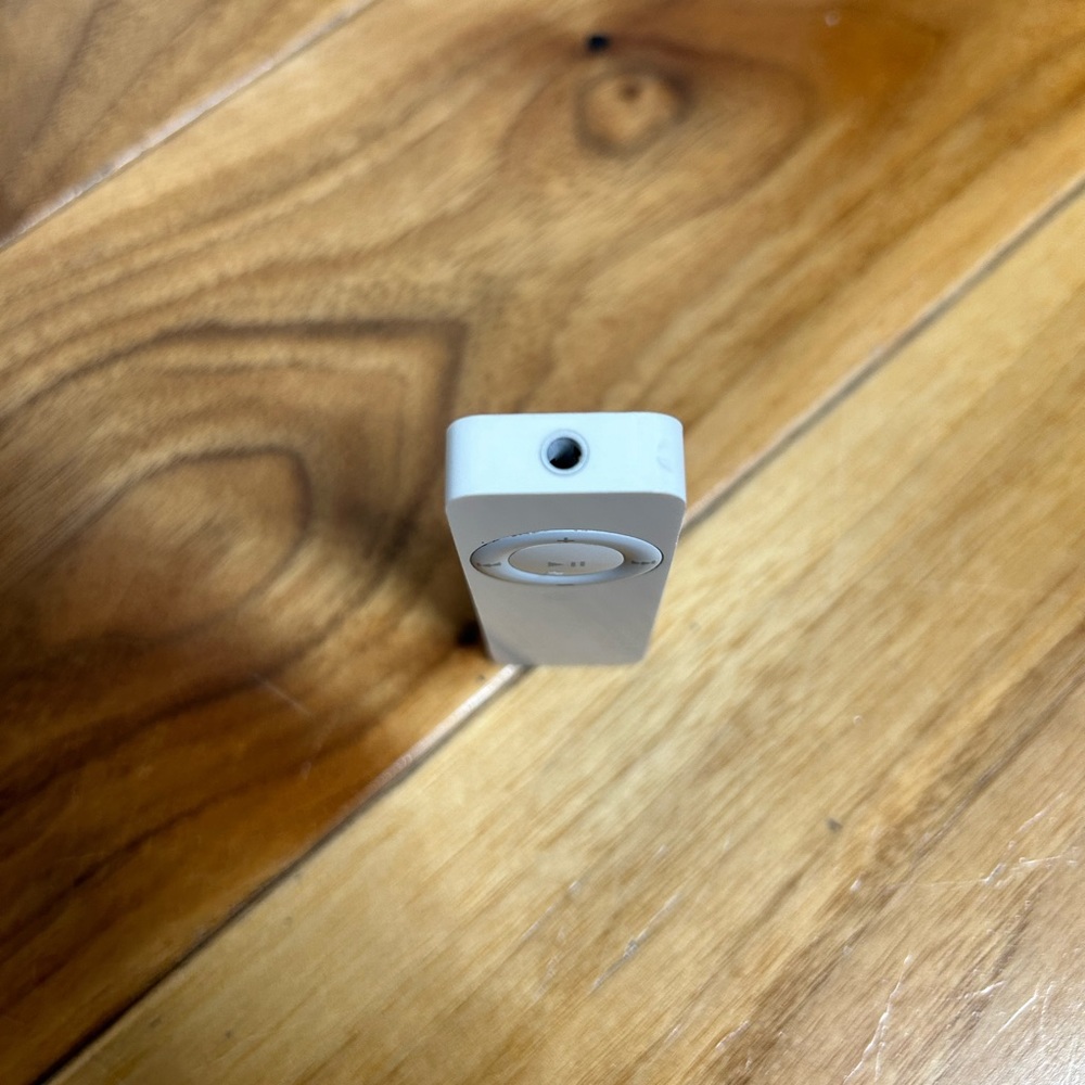 Apple White MP3 Player - Picture 3 of 3